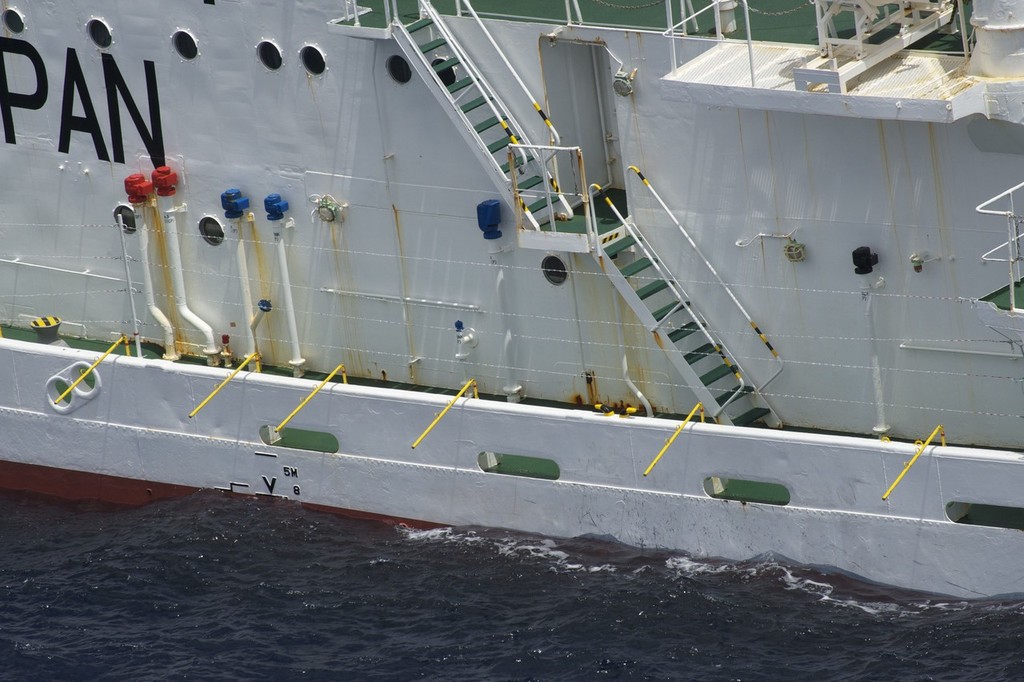 Side view of the Shonan Maru #2 withanti-boarding spikes and barbed wire © Sea Shepherd Conservation Society - copyright http://www.seashepherd.org